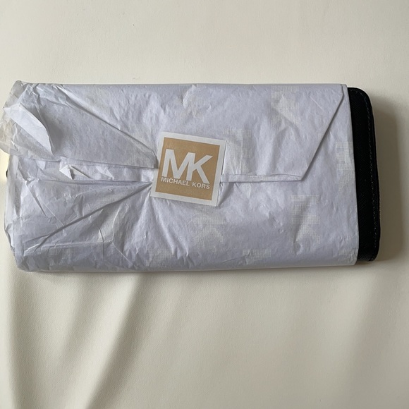BRAND NEW! Michael Kors full zip around wallet. - Picture 2 of 5